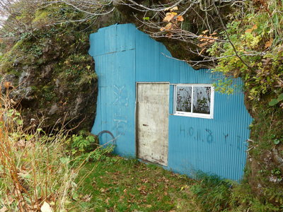 泊岩の避難小屋