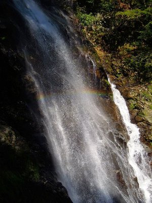 サスケ滝にかかった虹。