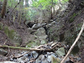 水量が多い方の沢を塞ぐ岩.JPG