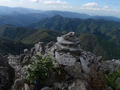 天狗堂と山友慰霊碑