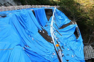 IMG_0822.jpg (312.48 KiB) 閲覧された回数 6273 回 国道片側崩落