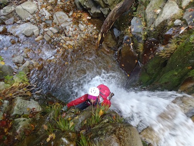 胸元から水が入ってますよ