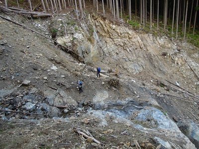 左岸山腹道、「夫婦滝」前土石流崩壊地の横断。