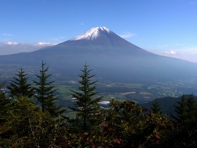 P1020123.JPG (156.91 KiB) 閲覧された回数 2537 回 県境尾根出合から仰ぎ見る富士山
