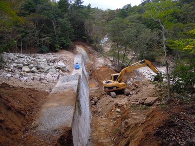 腰越谷.jpg (191.85 KiB) 閲覧された回数 3715 回 工事中の腰越谷 この谷は当分通れないか?