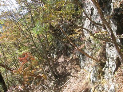 岩壁の左側をよじ登る