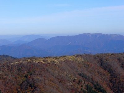 東雨乞岳から見たイブネに我々のテントが見えました。
