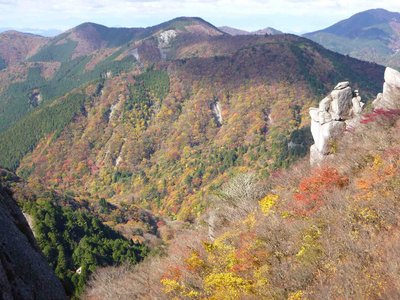P1000867_1.jpg (262.62 KiB) 閲覧された回数 6011 回 宮指路岳付近から見た紅葉