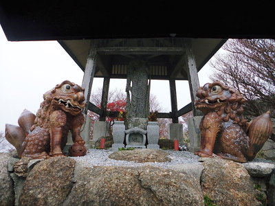 ● コレも狛獅子・・・観音様になんかヘンですね。