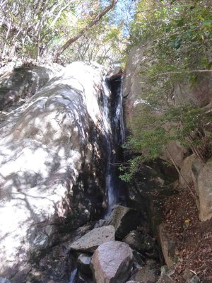 ヤケギ谷のチョックストーン滝