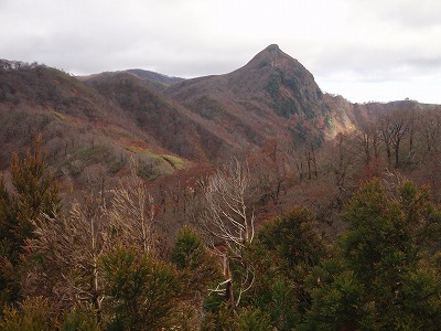 冠山を眺めながら峠へ下る