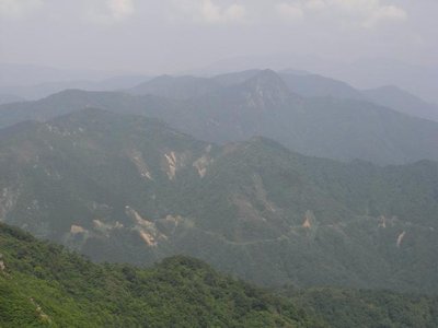 冠山の後方ほとんど同軸上に若丸山・能郷白山