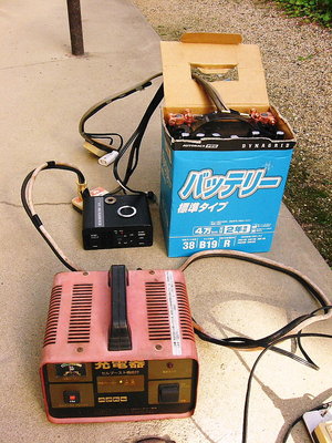 〇 １２Ｖバッテリ充電中→１００Ｖインバーターでパソ使うの三陸への準備です