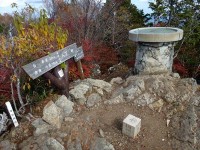 P1090215.JPG (385.31 KiB) 閲覧された回数 3327 回 両神山頂の二等三角点と方位盤