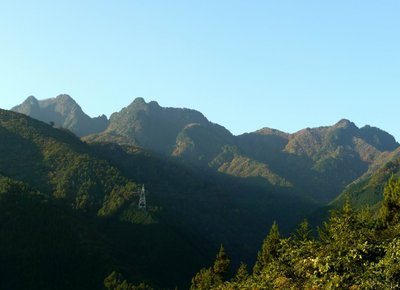ニョキニョキと岩峰が見えます