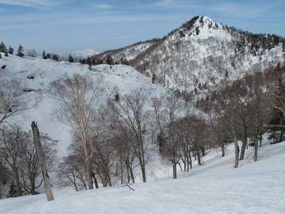 もみぬか山と後方にさるが山だよん