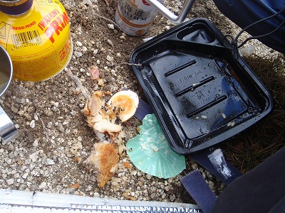 無残に散らばったトリ弁当