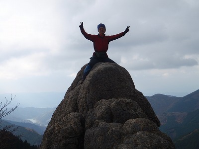 馬乗り岩でポーズ