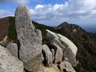 P1000535.JPG (305.45 KiB) 閲覧された回数 7548 回 ca910岩峰から三体仏岩と東海展望を望む