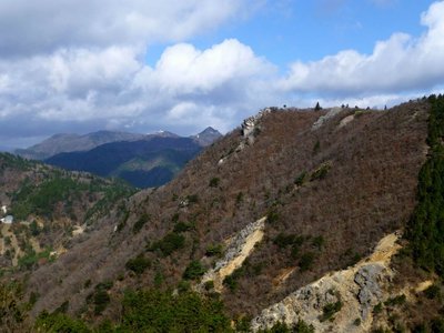 P1000536.JPG (192.63 KiB) 閲覧された回数 7548 回 ca910岩峰から宮指路岳、馬乗り岩、展望岩、その向こうに鎌ヶ岳を望む