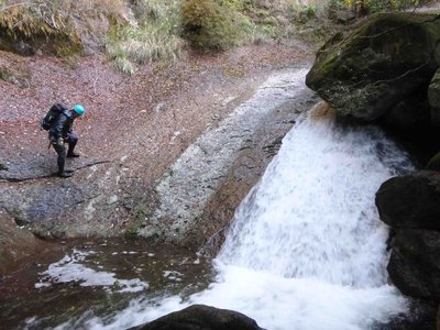 溜湾殿滝を登ろうとしているたろーさん