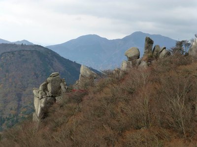 P1000562.JPG (177.13 KiB) 閲覧された回数 3608 回 展望岩下部の岩群