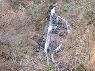 P1010165_1.jpg (299.61 KiB) 閲覧された回数 3379 回 木々の間から見たサスケ滝