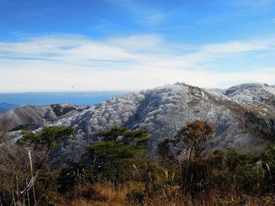 ２日、台高北部の山は樹氷と積雪で白く染まった。