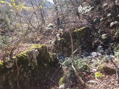水平道にはこんな石造りの橋の跡も