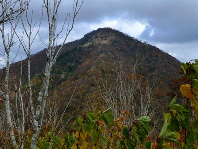P1075からの下りで蕎麦粒山を望む