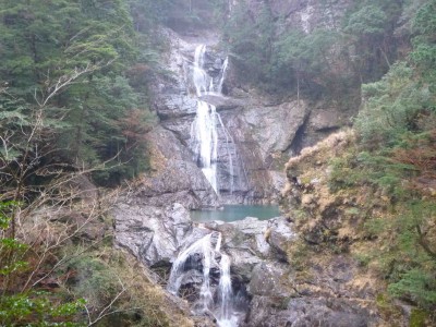 P1010236_1.jpg (197.23 KiB) 閲覧された回数 2520 回 七ツ釜滝