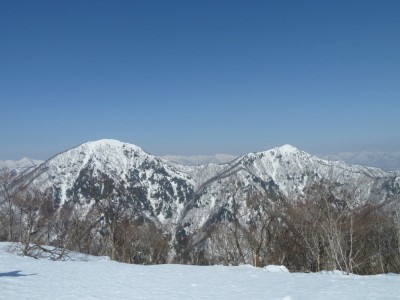 黒津山西方、アラクラからの蕎麦粒山と小蕎麦粒