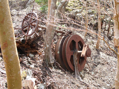 滑車の残骸