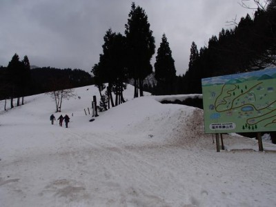 PC160867_640.jpg (35.87 KiB) 閲覧された回数 4486 回 霧雨の中、福井から来たという三人の先行者を追う形だが、その三人はどうやら林道をたどっていくようだ。