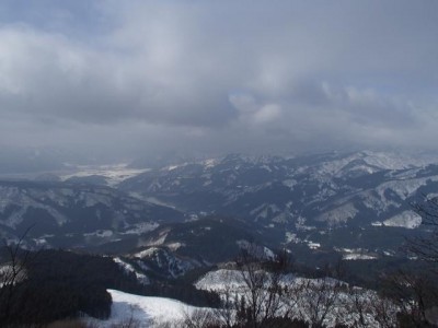 PC160887_640.jpg (30.66 KiB) 閲覧された回数 4493 回 さっきは雲の中だった大日山も顔を出している。
