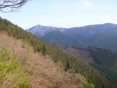 県境稜線の遠望　手前は往路で歩いた稜線