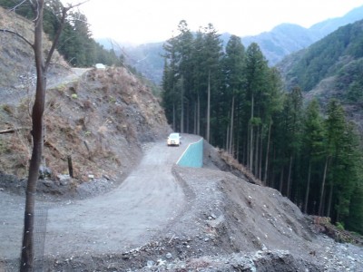 林道修復と高級車