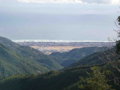 P1010395_1.jpg (108.18 KiB) 閲覧された回数 4723 回 丸尾山山頂から見た七里御浜