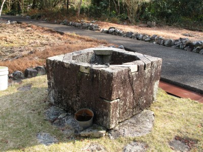 新桑竈の石井戸