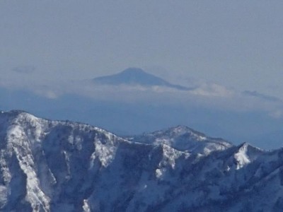 PC290693_640.jpg (24.43 KiB) 閲覧された回数 10095 回 恵那山みたいですが、雲もかかっていないのになんで黒?