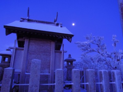 DSCN4341_640.jpg (62.89 KiB) 閲覧された回数 4790 回 お月さんと祠(裏ですが)