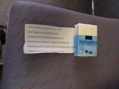 Renfe(スペイン国鉄)の座席に配られたビラ、不遇な身の上がつらつらと書いてある