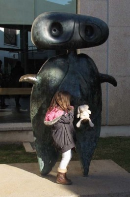 ミロのオブジェの〇ンポにお人形をのせて遊ぶラ・二～ニャ