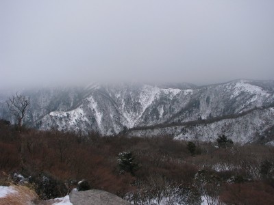 寒々とした山頂からの眺め