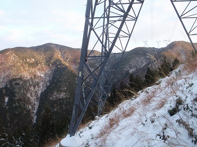一つ目の鉄塔から対岸の尾根