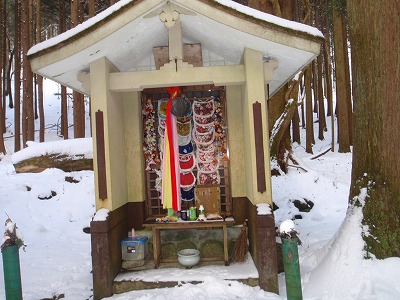 お供えいっぱいの桜地蔵