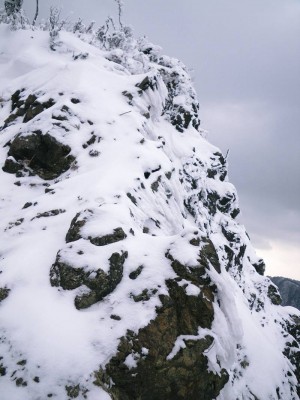 この先、凍結した岩壁が