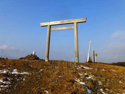 P1010857.JPG (199.39 KiB) 閲覧された回数 8830 回 入道ヶ岳(三角点峰)はよく晴れていた