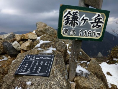 P1010990.JPG (280.42 KiB) 閲覧された回数 8830 回 鎌ヶ岳山頂にて