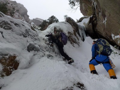 小さな岩壁はよじ登る